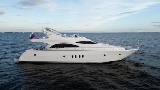 Dominator 68 КРОН на закате — впечатляющий выбор для аренды яхты в СПб