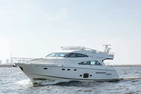 Fairline Squadron 65 Санглара — просторная палуба для мероприятий и аренды яхты в СПб