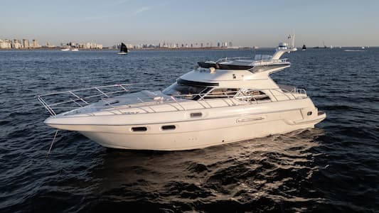 SeaLine F43 Monte Carlo — стильная яхта для прогулок по Неве