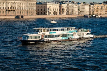 Теплоход Алёнка