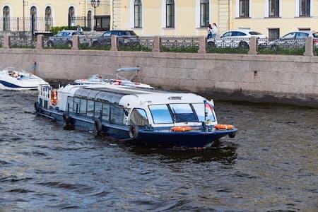 Теплоход Соната – аренда теплохода в Санкт-Петербурге для романтических прогулок